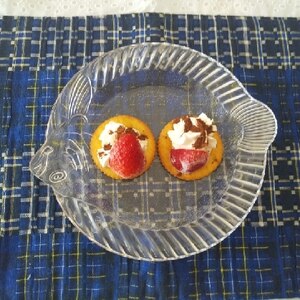 苺とホイップクリームのせチーズクラッカー